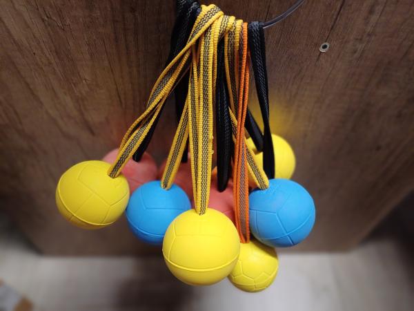 Moosgummiball mit gummierter Schlaufe